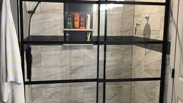 Ensemble douche/baignoire, baignoire Ă jets, sĂšche-cheveux