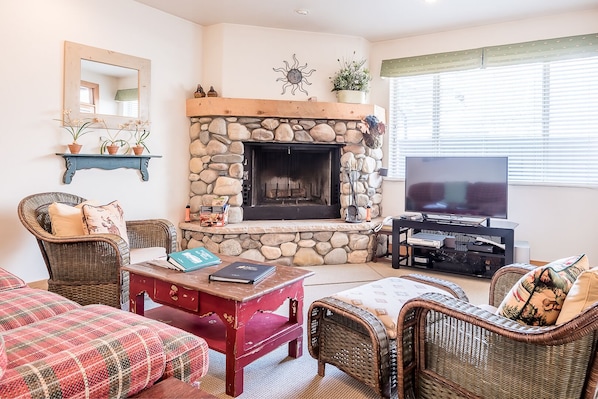 TV, fireplace