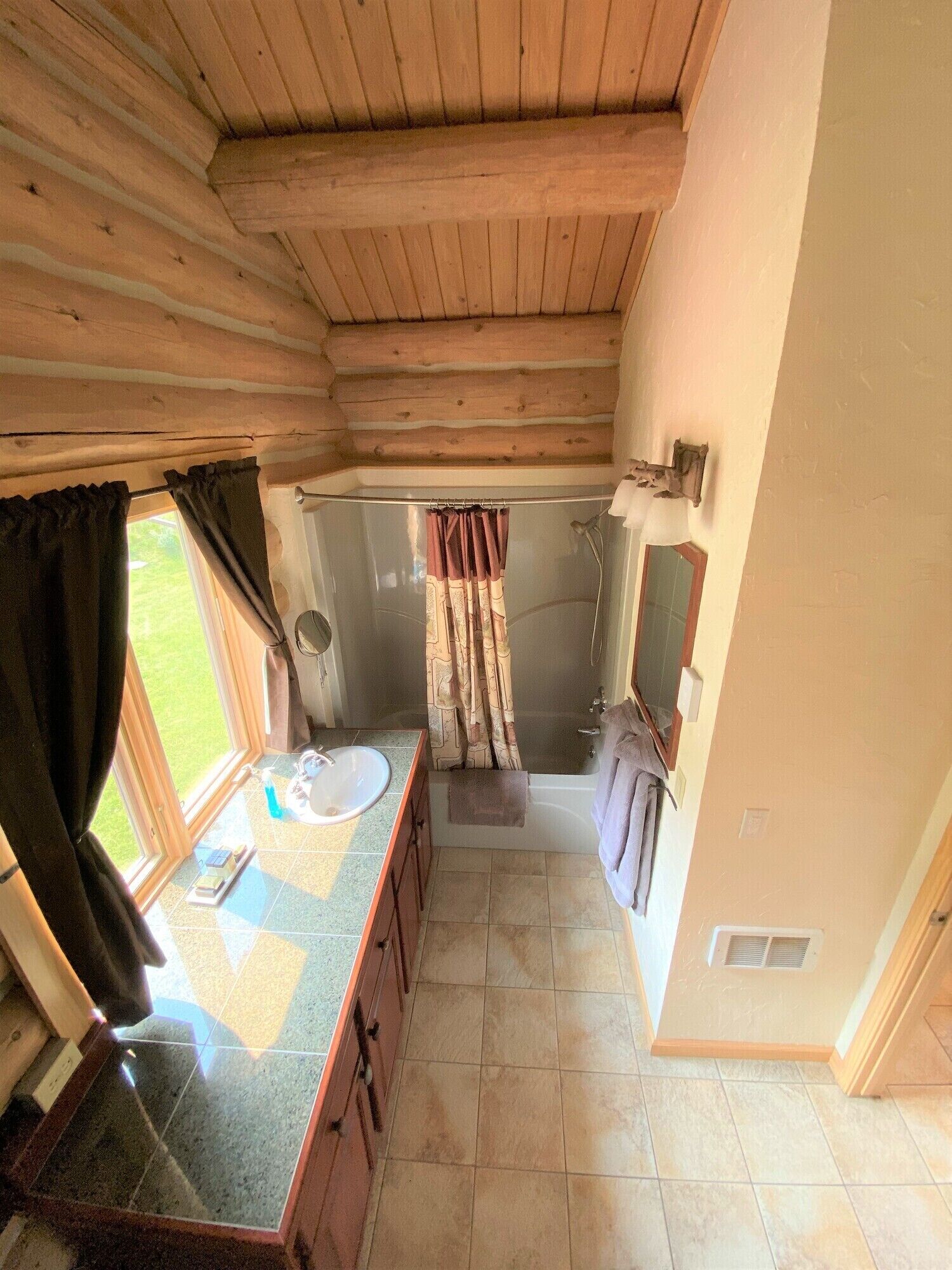 Kombinert dusj/badekar, hårføner og håndklær