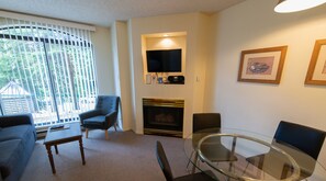 House - The Marquise, Steps from Slopes, Pool and Hot Tub, Patio, Free Shuttle (Whistler)