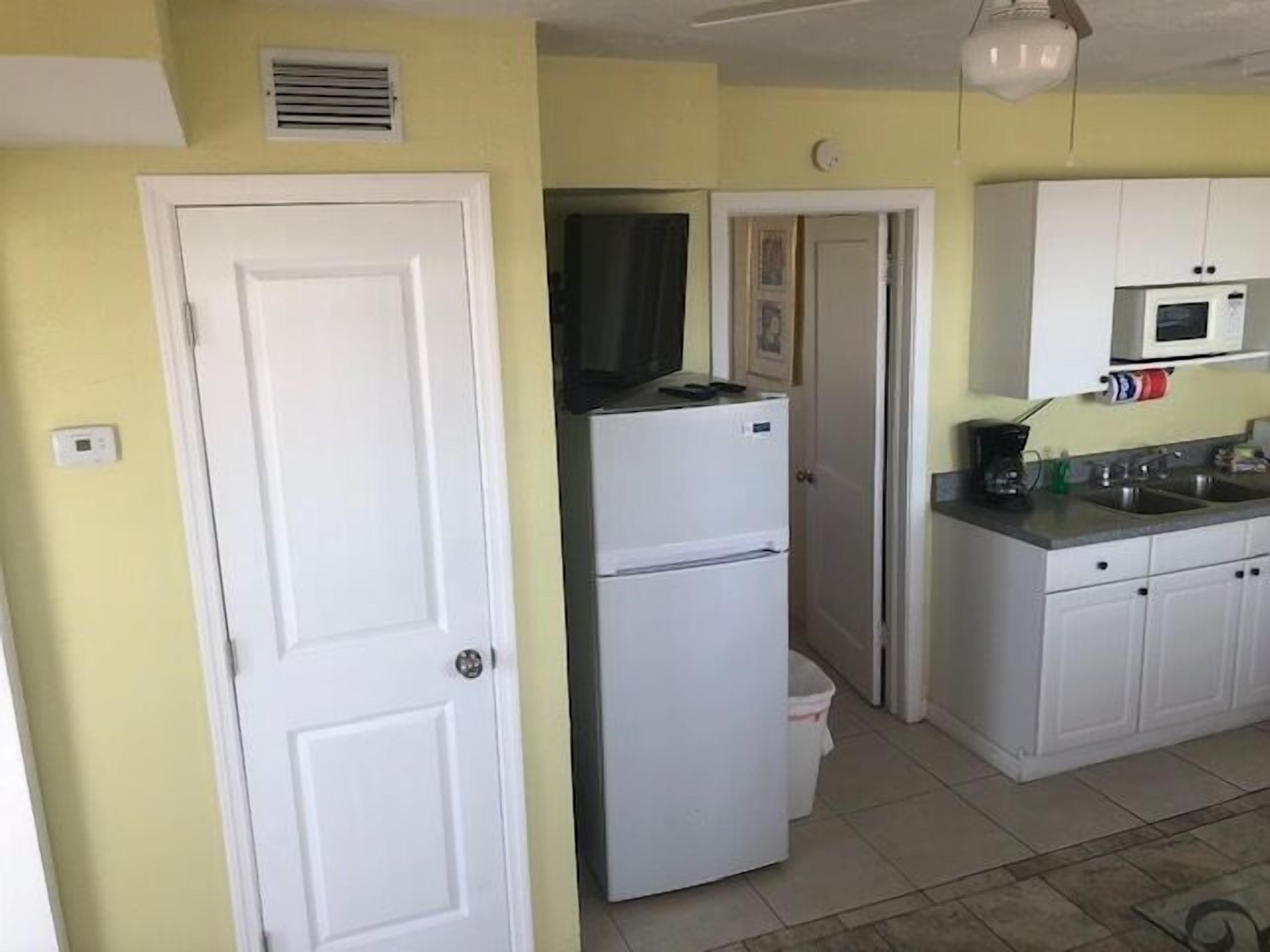 2Bdr/1Bath Full Kitchen Apt #4 Steps from Door to Sand n Shore!