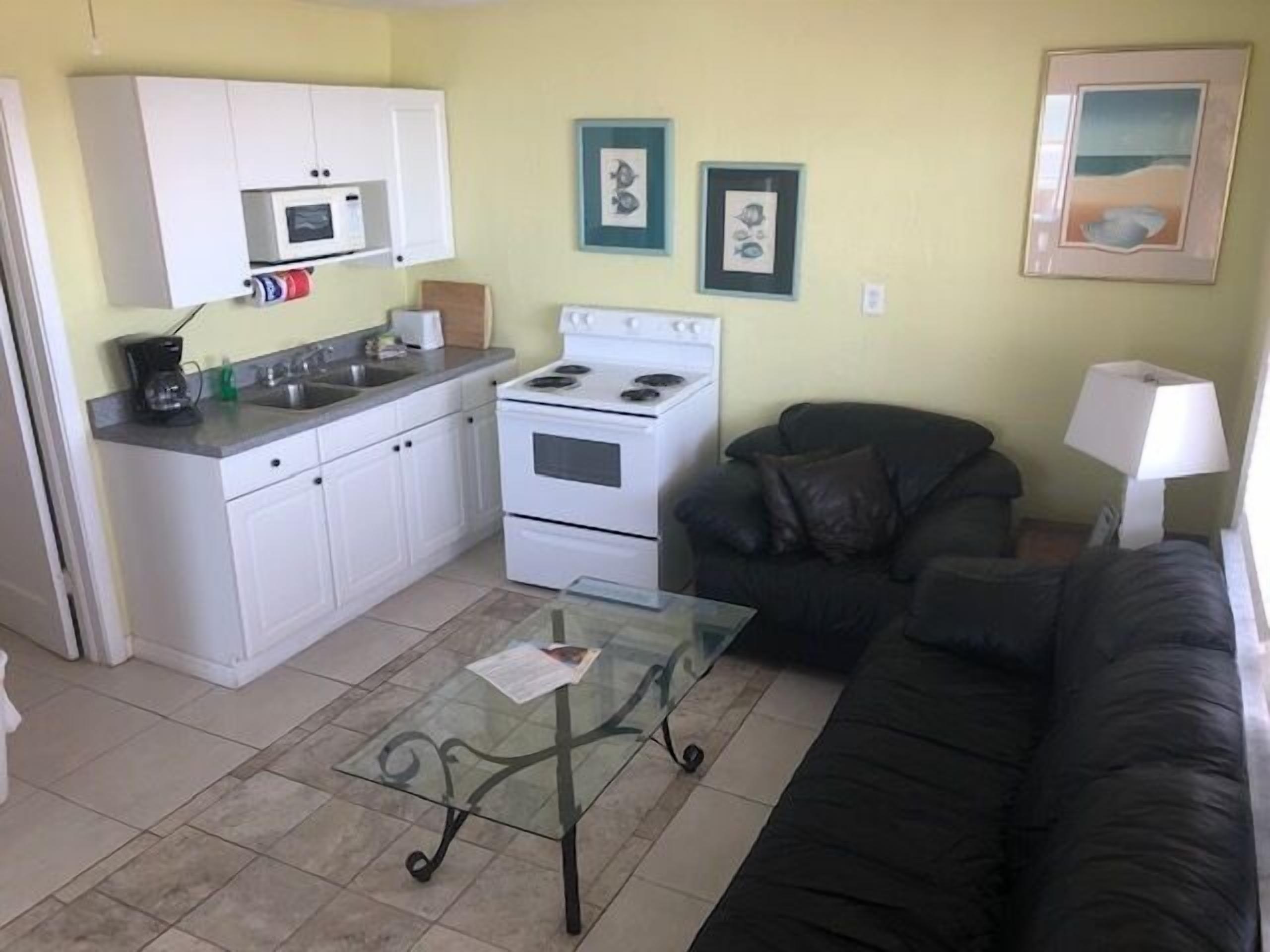 2Bdr/1Bath Full Kitchen Apt #4 Steps from Door to Sand n Shore!