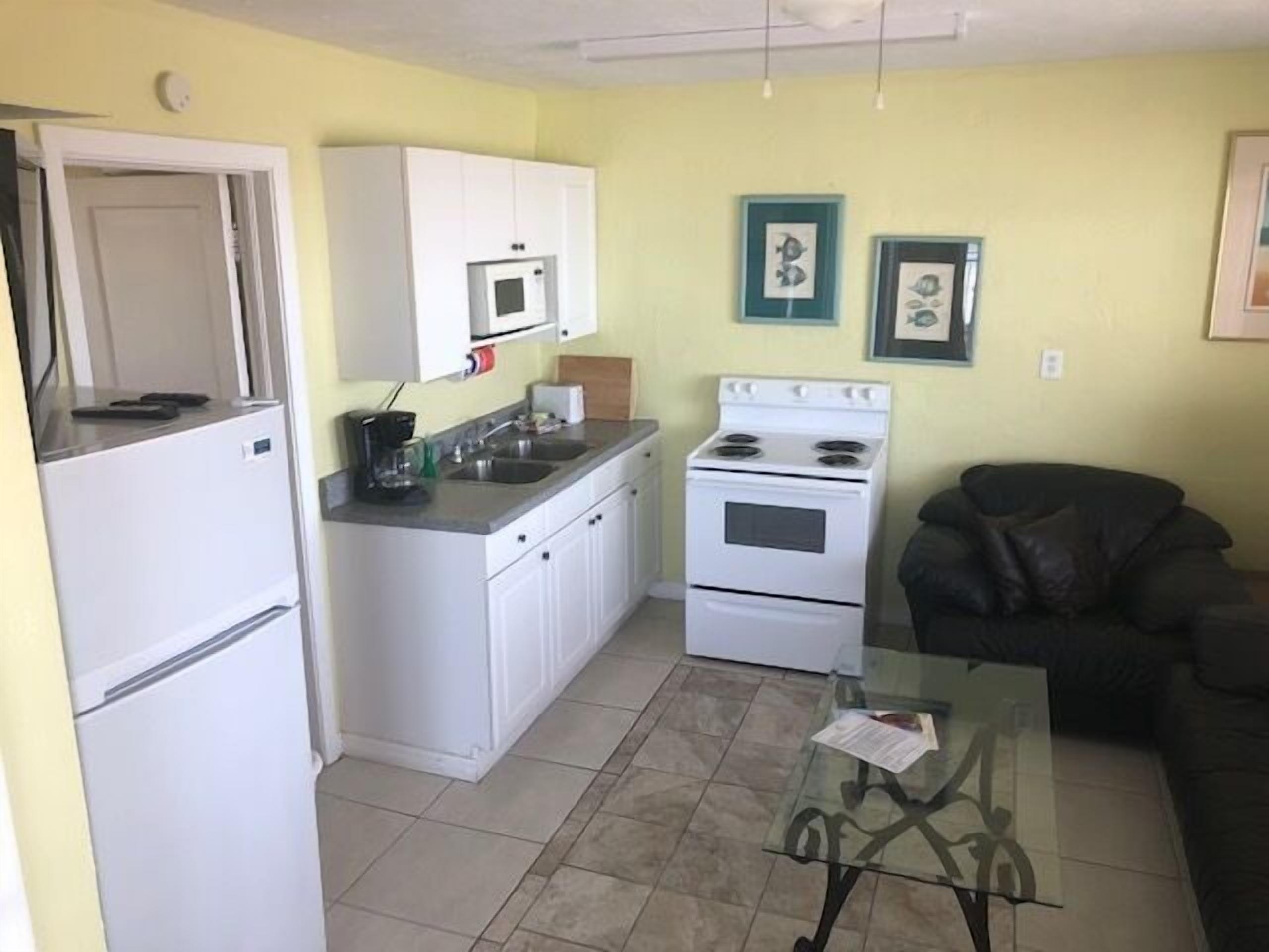 2Bdr/1Bath Full Kitchen Apt #4 Steps from Door to Sand n Shore!