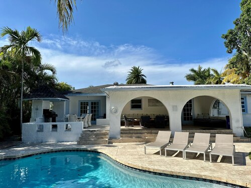 Luxury 5 makuuhuoneen Art Villa, lämmitetty allas, poreallas, biljardi, grilli, 