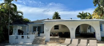 Luxury 5 Bedroom Art Villa, Heated Pool, Hot tub, Billiards, Grill,