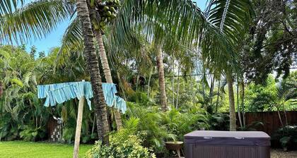 Luxury 5 Bedroom Art Villa, Heated Pool, Hot tub, Billiards, Grill!