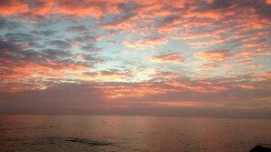 在海滩、沙滩椅、沙滩毛巾