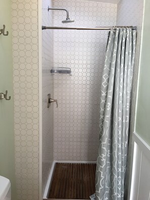 吹风机、毛巾、肥皂、洗发水