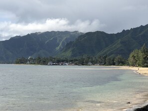 En la playa, camastros y toallas de playa 