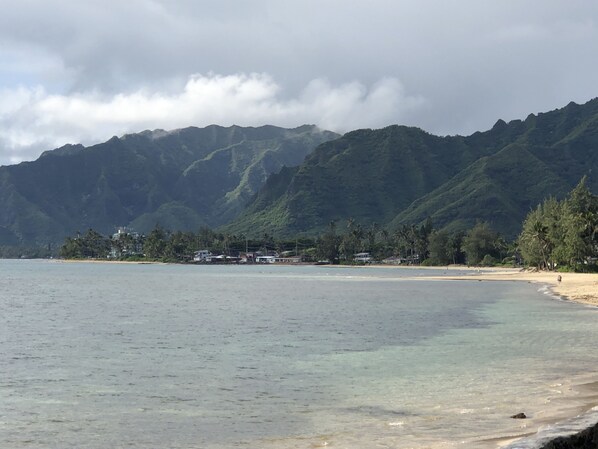 在海滩、沙滩椅、沙滩毛巾