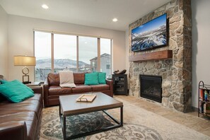 Smart TV, fireplace, DVD player - Snowbasin Lodging with Private Hot Tub EW1 (Huntsville)