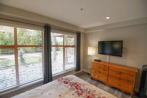 1 bedroom, WiFi, bed sheets - Pool and Hot Tub Access, Newly Renovated Suite with Free Parking, WiFi (Whistler)