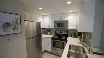 Een koelkast, een microgolfoven, een oven, een kookplaat