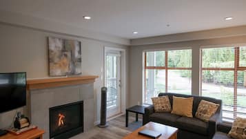 Televisie en een open haard