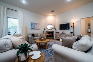 Televisión y chimenea 