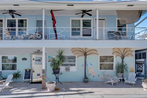 Terrace/patio - Steps from Beach, sleeps 6, Pets Ok (Clearwater)