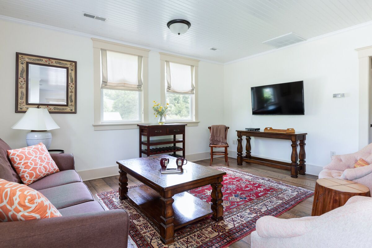Now Available For 2024! Charming Pet-Friendly Cottage with access to Old Dairy Complex