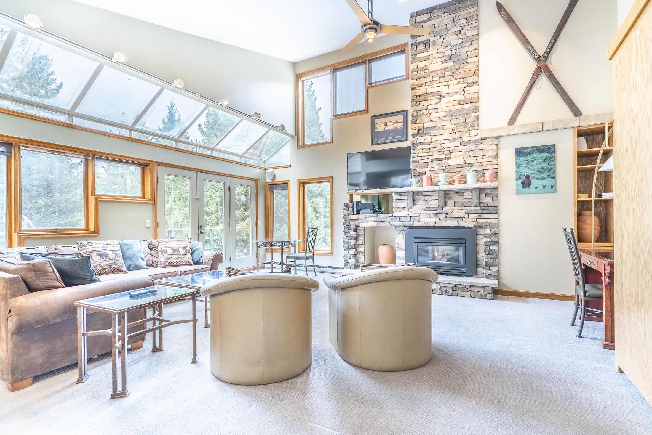 Top floor ski in & ski out condo w/great views. Access to pool and hot tubs