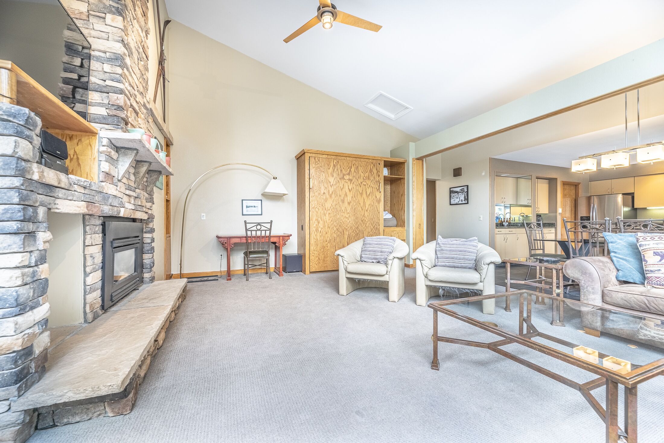 Top floor ski in & ski out condo w/great views. Access to pool and hot tubs