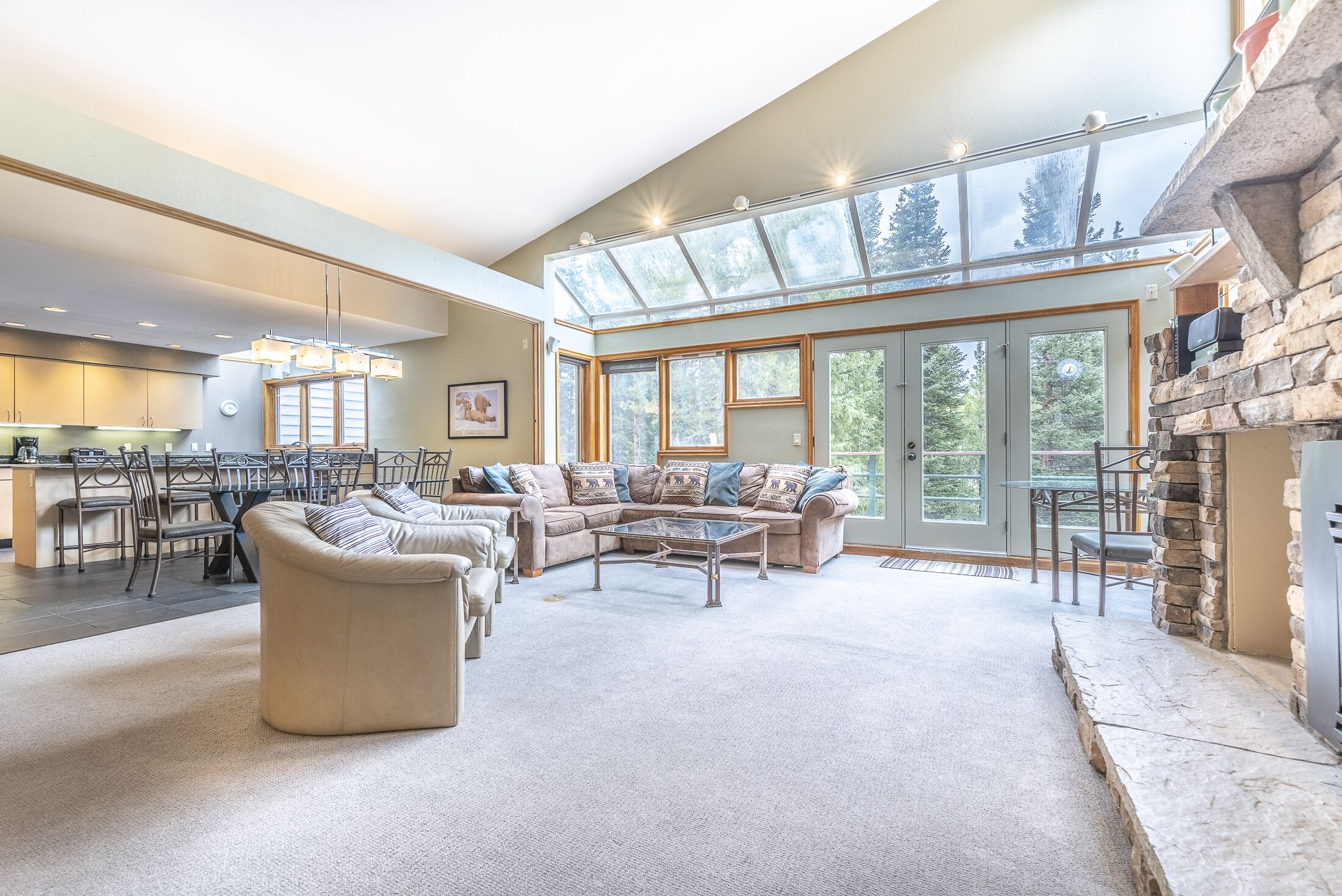 Top floor ski in & ski out condo w/great views. Access to pool and hot tubs