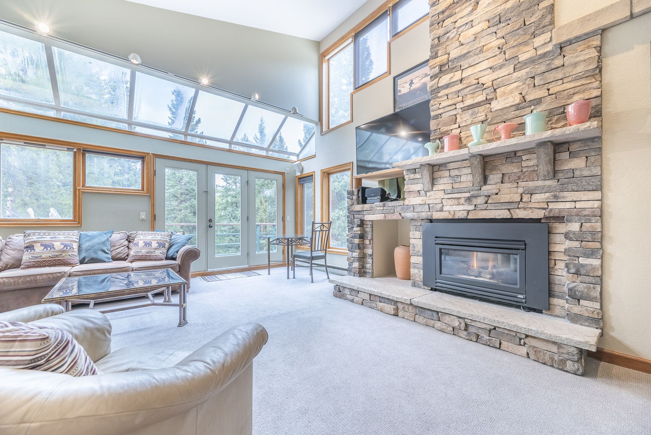 Top floor ski in & ski out condo w/great views. Access to pool and hot tubs