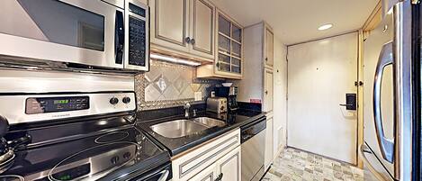 Jääkaappi, mikroaaltouuni, uuni, liesi