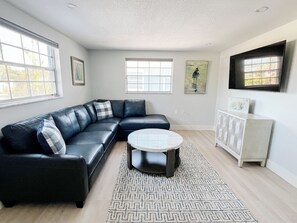 Smart TV, books -  LOCATION, COMPLETE REHAB 1/1. Great pool, close to beaches, twin family rooms! (Anna Maria)