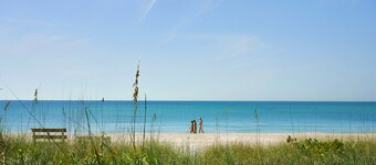 NYTT REMODELLERT, ÅPEN GULVPLAN, PRIME NORTH BEACH LOCATION, BEAN POINT, PIER