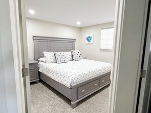 4 bedrooms, iron/ironing board, free WiFi, bed sheets -  LOCATION, COMPLETE REHAB 1/1. Great pool, close to beaches, twin family rooms! (Anna Maria)