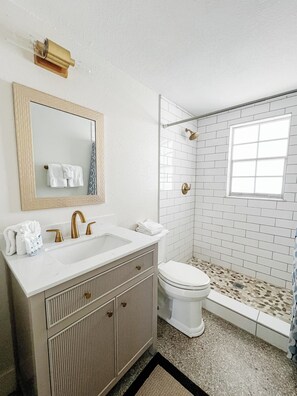 Combined shower/bathtub, hair dryer, towels, soap