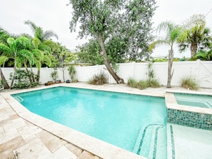 Outdoor pool, a heated pool - LOCATION, COMPLETE REHAB 1/1. Great pool, close to beaches, twin family rooms! (Anna Maria)