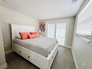 4 bedrooms, iron/ironing board, free WiFi, bed sheets - LOCATION, COMPLETE REHAB 1/1. Great pool, close to beaches, twin family rooms! (Anna Maria)