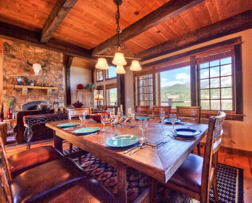 Book Now for Winter! Home with Mountain Views, Hot Tub, Garage and Pool Table!