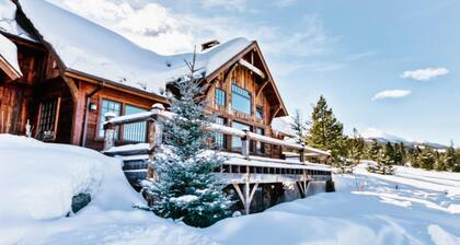 Home with Mountain Views, Hot Tub, Garage and Pool Table!