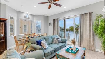 Televisión, reproductor de DVD, estéreo