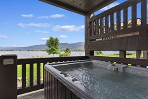 Outdoor spa tub - Hot Tub, Private Pineview Reservoir Vacation Rental Sleeps 12 - Huntsville Lodging LS54 (Huntsville)