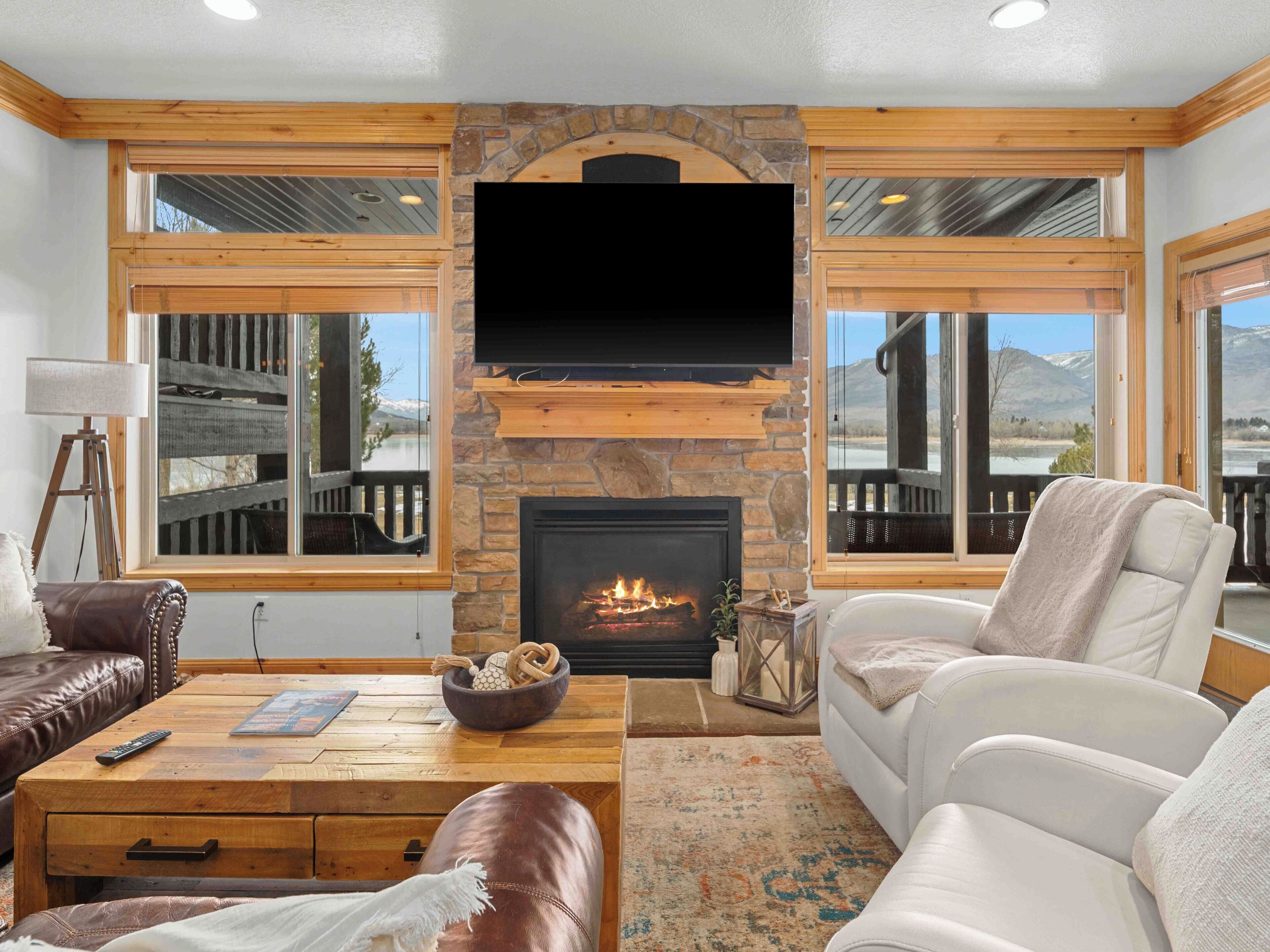 Téléviseur connecté, foyer, lecteur de DVD, table de baby-foot