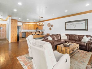 Smart TV, fireplace, DVD player, foosball - Hot Tub, Private Pineview Reservoir Vacation Rental Sleeps 12 - Huntsville Lodging LS54 (Huntsville)