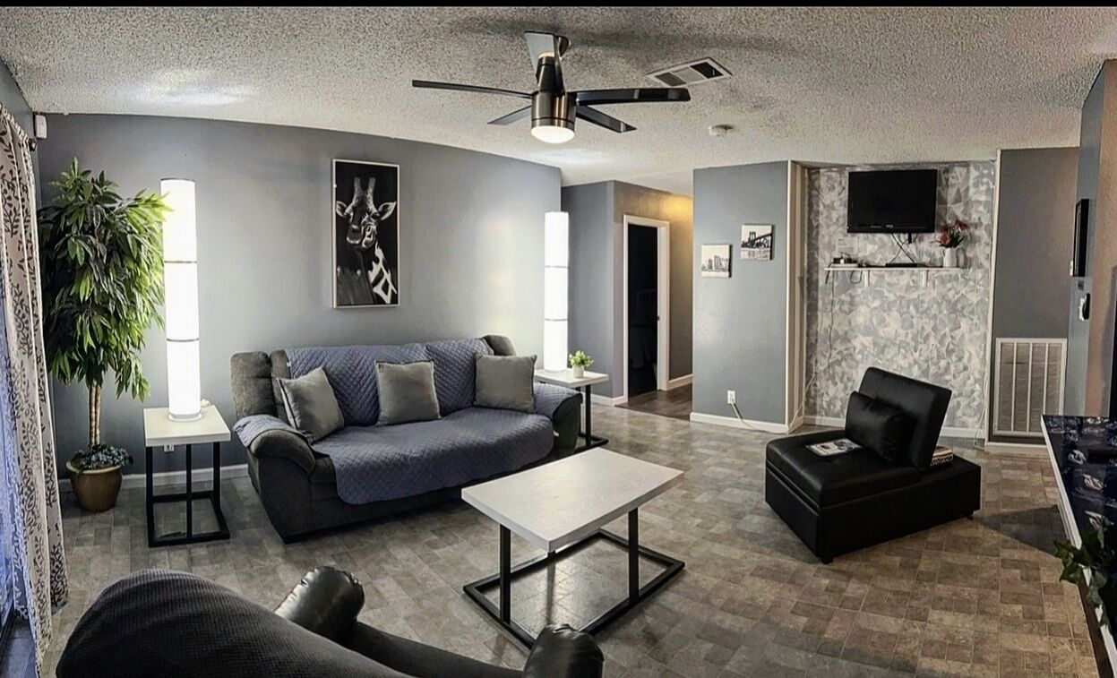 Come enjoy a nice relaxing 3 bedroom home, 10 minutes from the Strip~