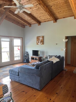 Smart TV, fireplace, DVD player, books - Beach Cottage In DownEast Maine (Eastport)