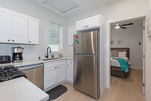 Een koelkast, een magnetron, een oven, een kookplaat