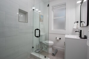 Dusj, hårføner og håndklær