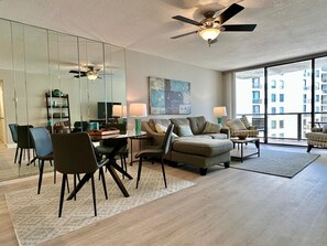 Télévision, lecteur de DVD, livres