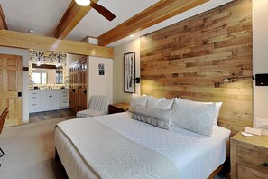 3 chambres, fer et planche à repasser, lit de bébé portatif
