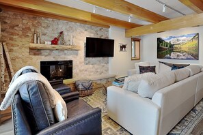 Televisio, takka, DVD-soitin, pöytätennispöytä