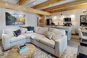 Televisio, takka, DVD-soitin, pöytätennispöytä