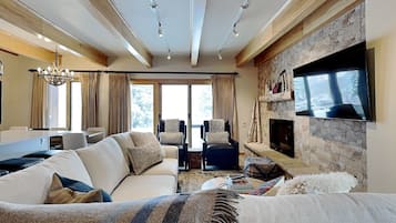 Televisión, chimenea, reproductor de DVD y tenis de mesa