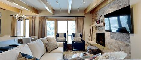 Televisión, chimenea, reproductor de DVD y tenis de mesa