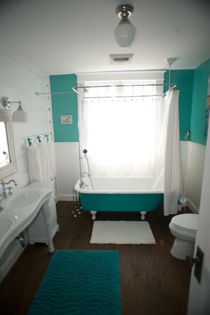 Combined shower/bathtub, hair dryer, towels - Northbound Whale - Beautifully restored turn of the century charmer  (Little River)