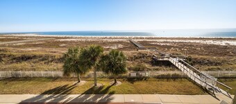 Inn at Dauphin Island 305 Beautiful Unit with wonderful Views!!